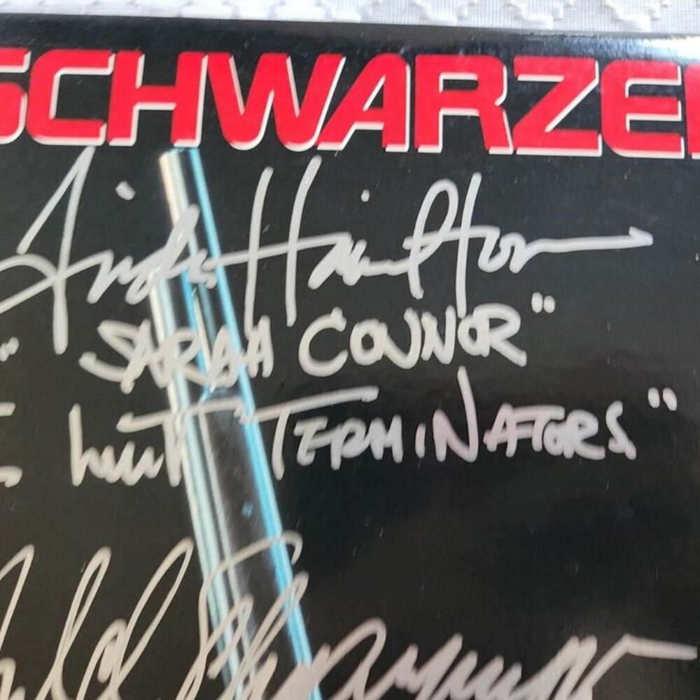 Arnold Schwarzenegger, Linda Hamilton + Cast signed Terminator 2: Judgement Day - Picture 2 of 11